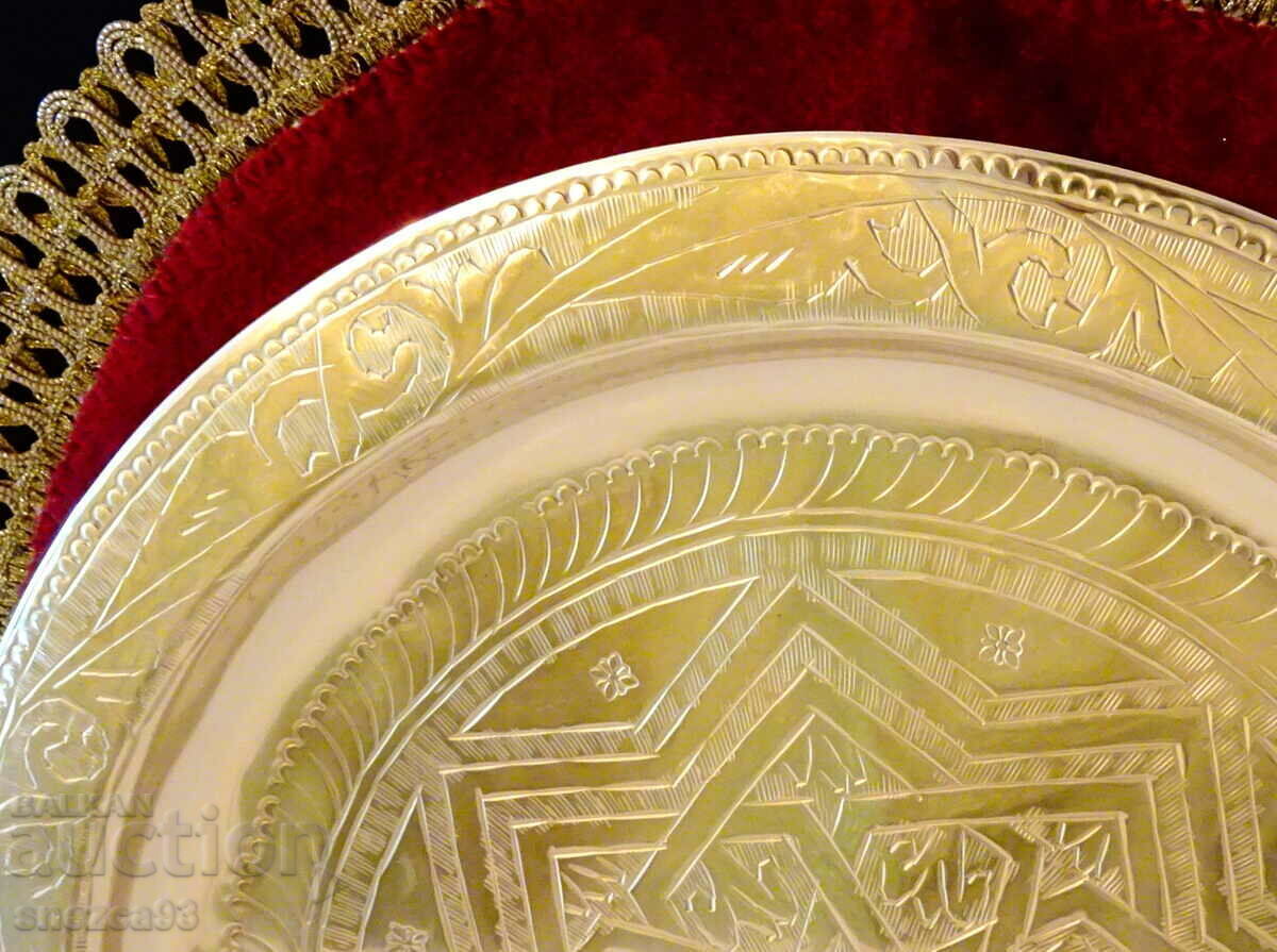 Auction  Moroccan bronze tray, plate 29.8 cm.