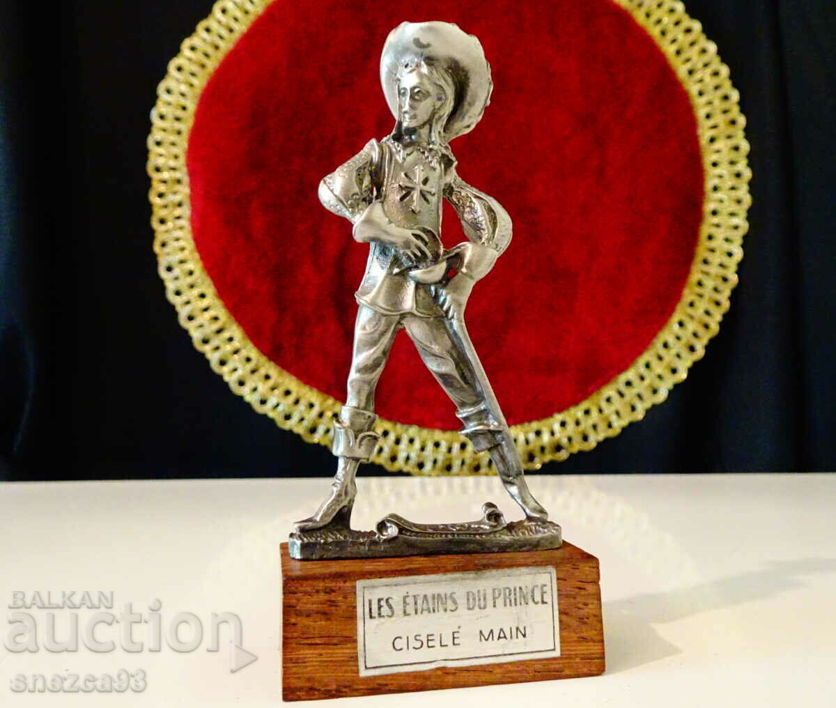 Τσίγκινο ειδώλιο, μορφή του Άθω, σωματοφύλακας. Τσίγκινο ειδώλιο, μορφή του Άθω, σωματοφύλακας.