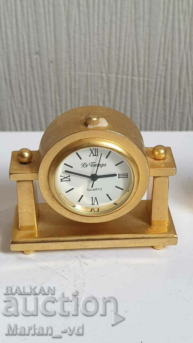Delivery of Collection of miniature quartz watches LE TEMPS Delivery of Collection of miniature quartz watches LE TEMPS