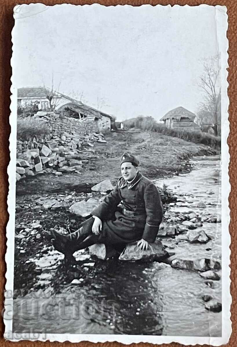 Un soldat în râu