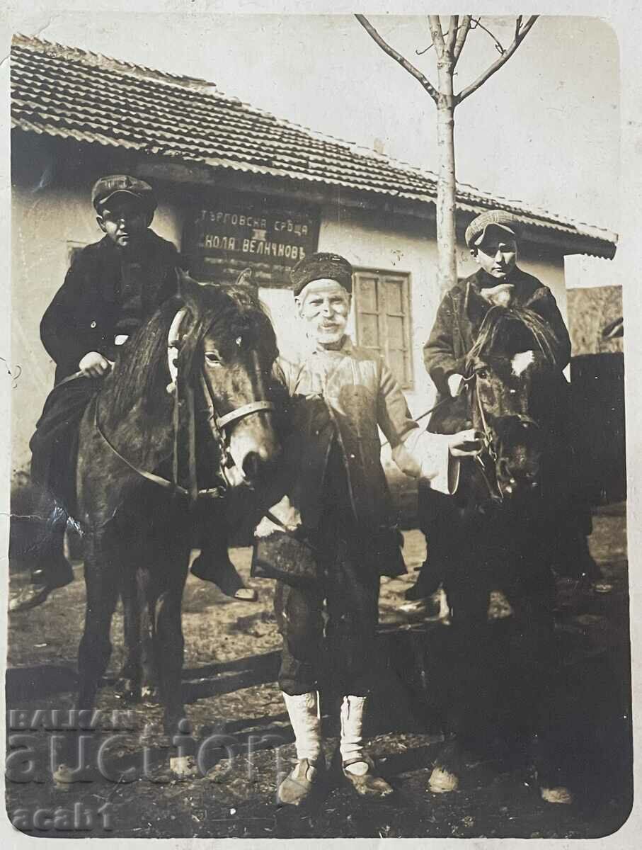 Дядо с внучета на коне