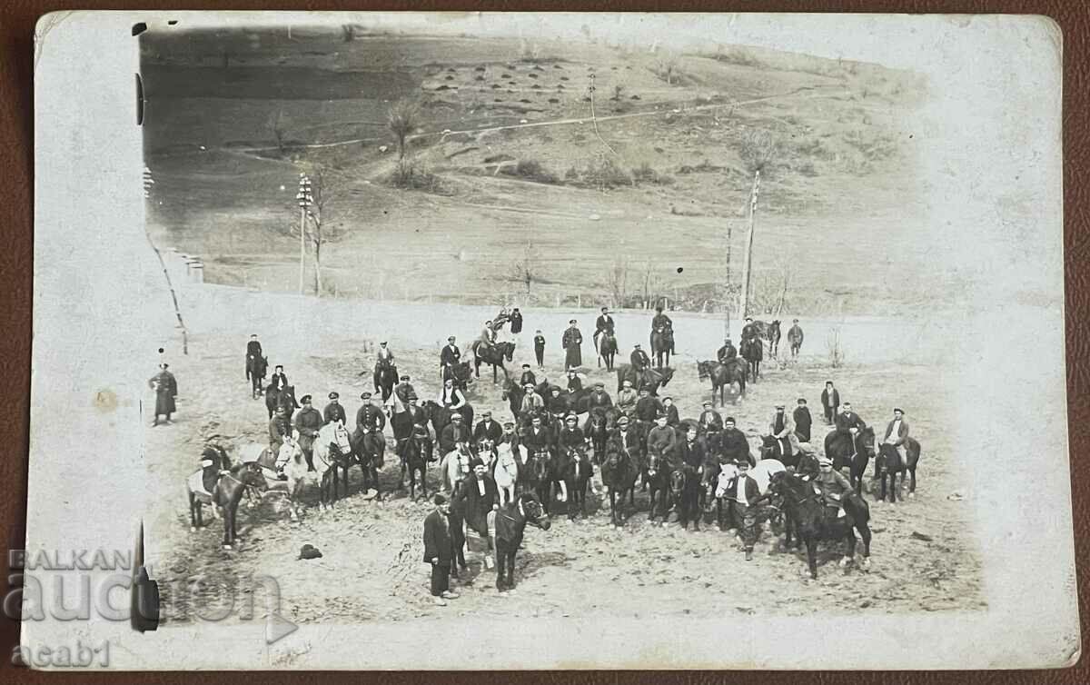 Фотография на група хора на коне с цена 14.99 лв. | € 7.66