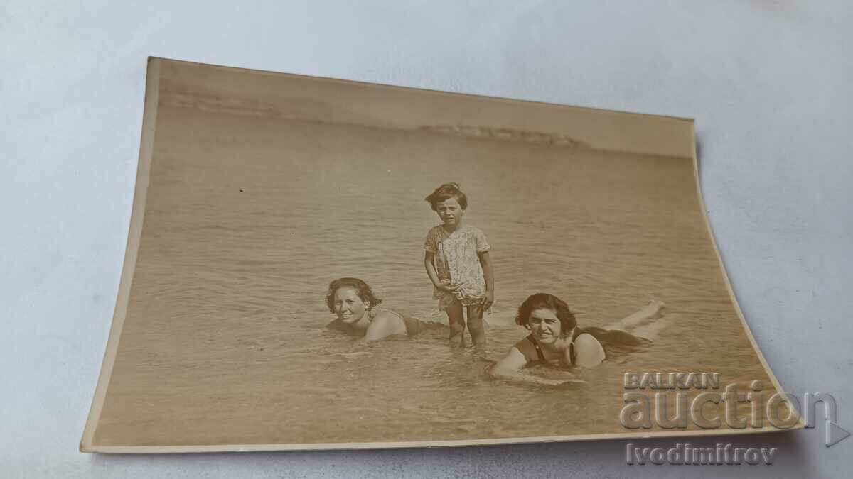 Φωτογραφία Μεσημβρία Δύο γυναίκες και ένα κορίτσι στην παραλία