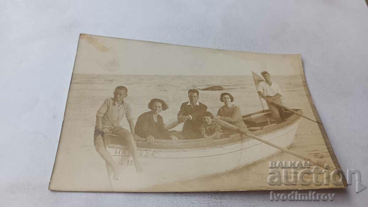 Φωτογραφία Μεσημβρία Δύο άνδρες γυναίκες και δύο παιδιά σε μια βάρκα Nadezhda