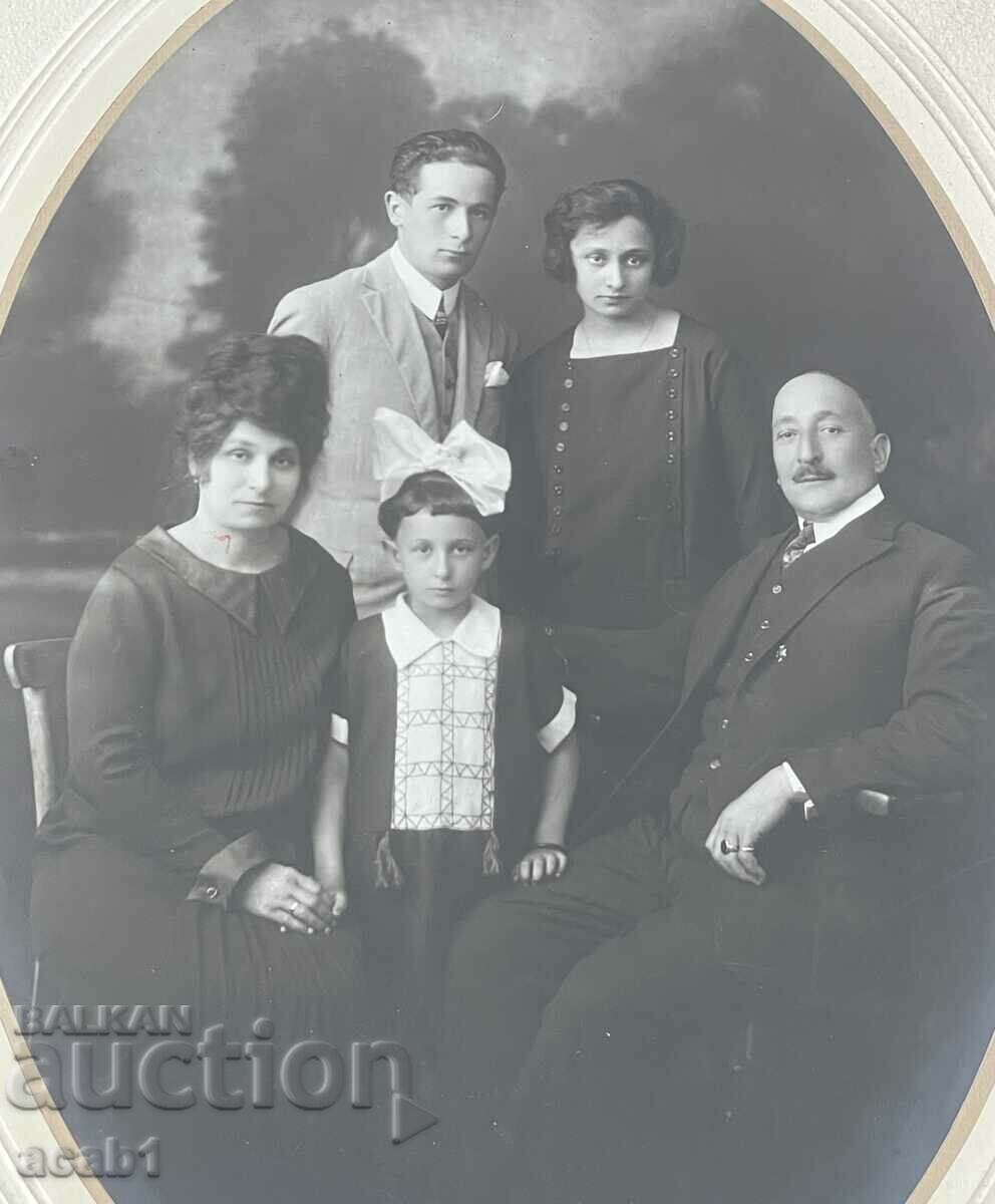 Photography Veteran with his family with price 29.99 BGN | € 15.33 Photography Veteran with his family with price 29.99 BGN | € 15.33