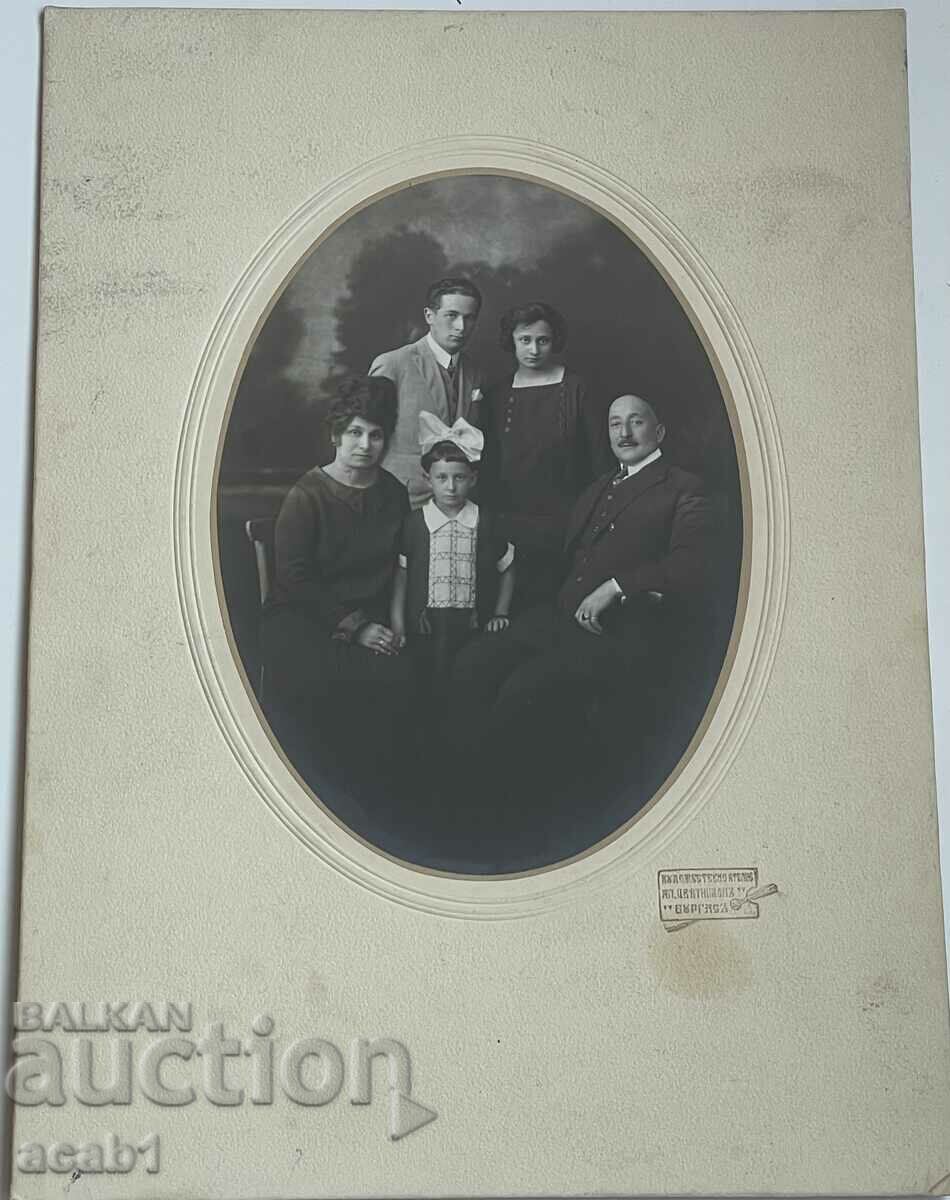 Фотография Ветеран със семейството си