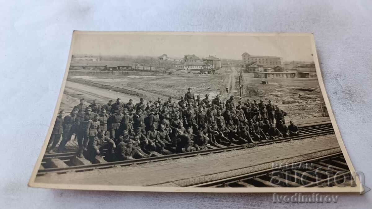 Снимка София Офицери и войници на железопътна линия 1944