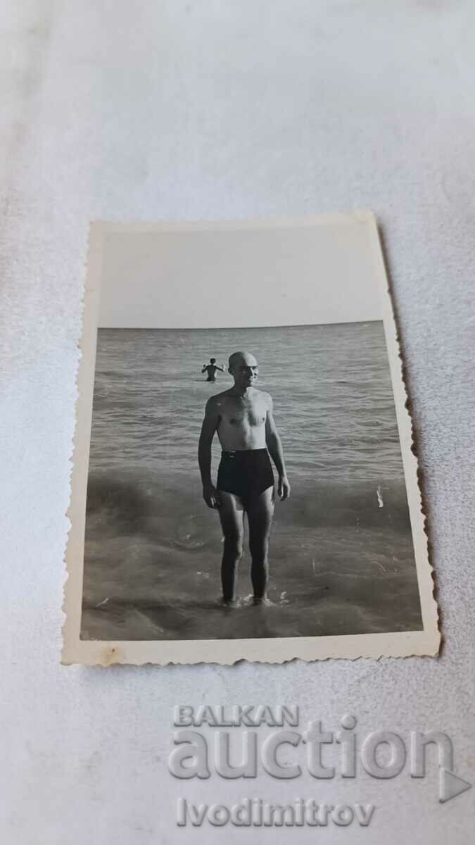 Снимка София Мъж по бански на брега на морето