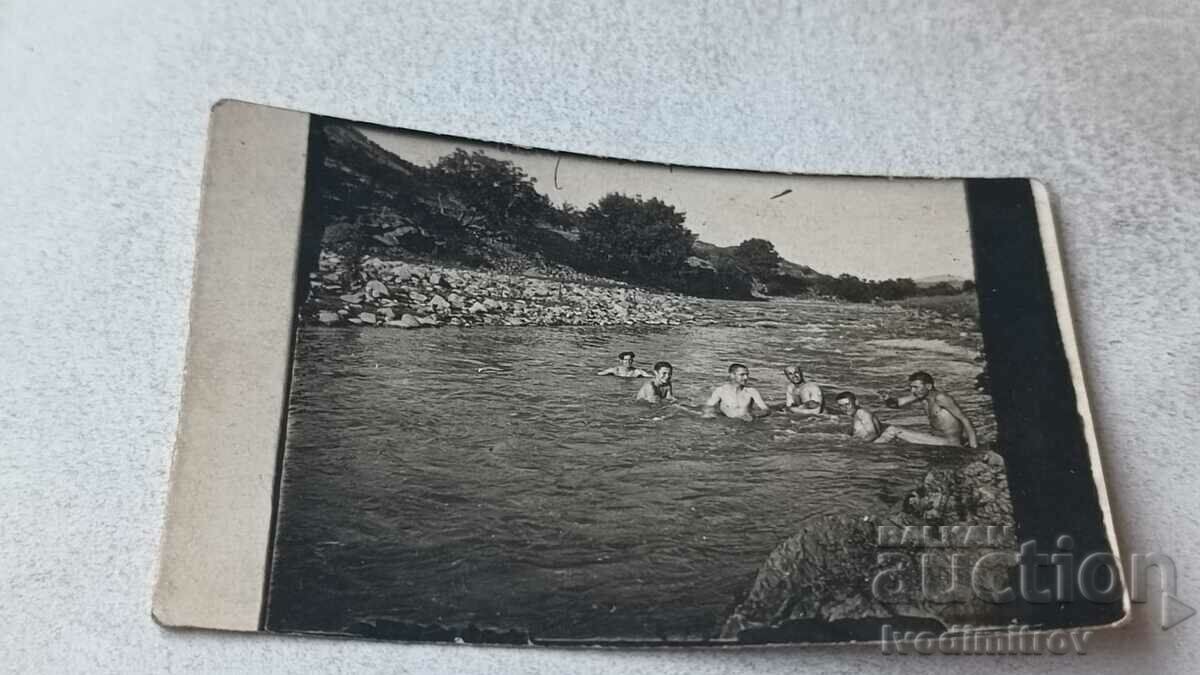 Photo Young men bathing in the river