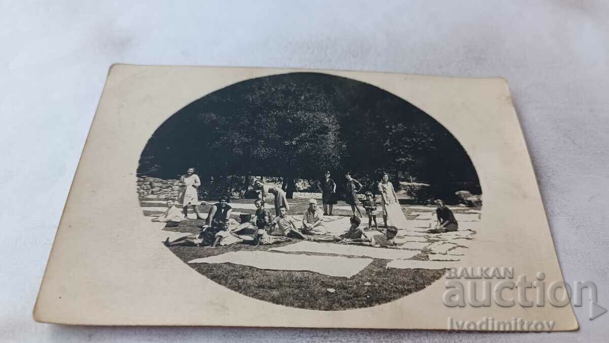 Photo Women and children on a meadow in the park