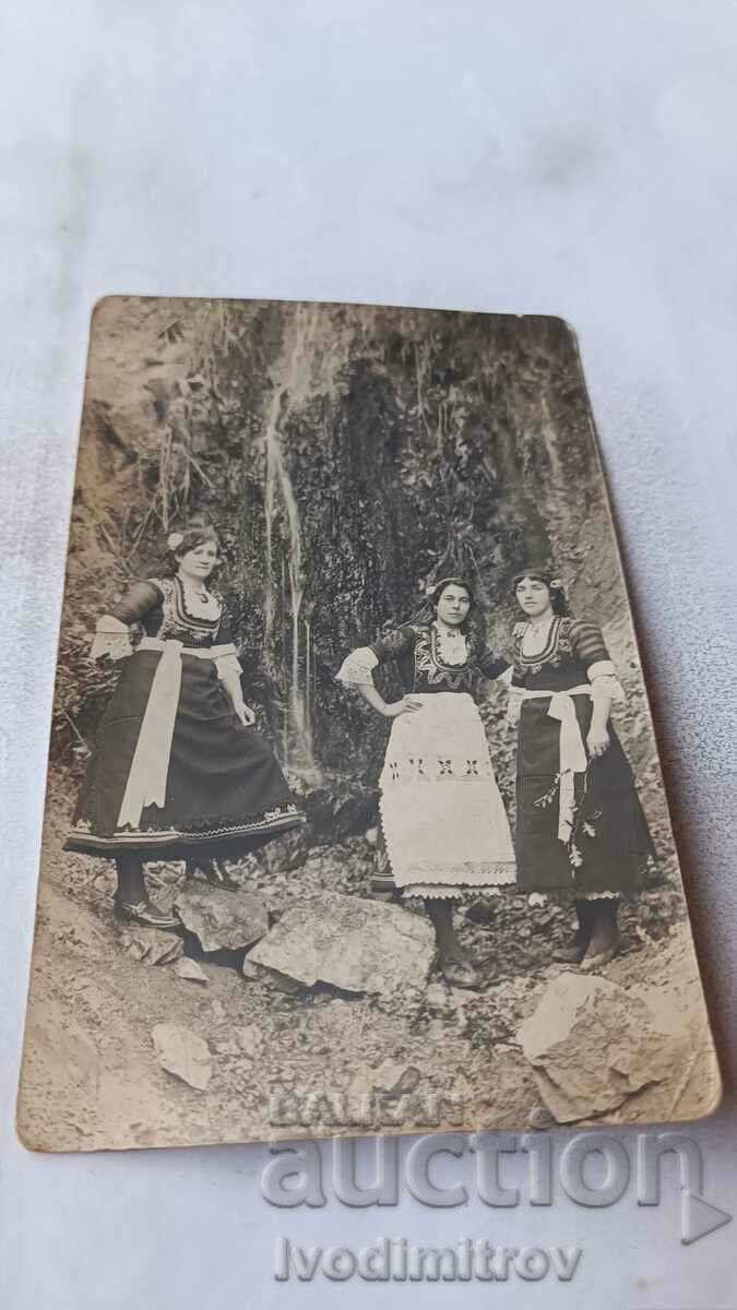 Photo Three young women in folk costumes