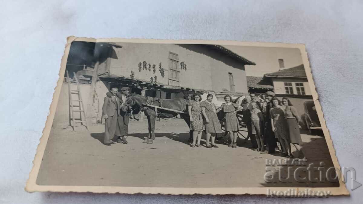 Снимка Мъже и жени с конска каруца на мегдана