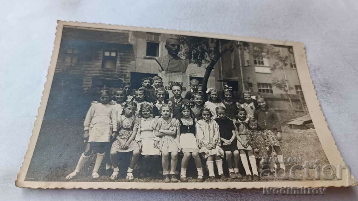 Снимка Ученици от III отд. и учител пред пам на Г. Бенковски