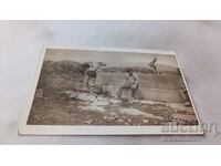 Fotografie Doi bărbați la o fântână din fața orașului Kalofer