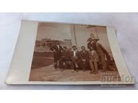 Photo Young men on a wooden bench