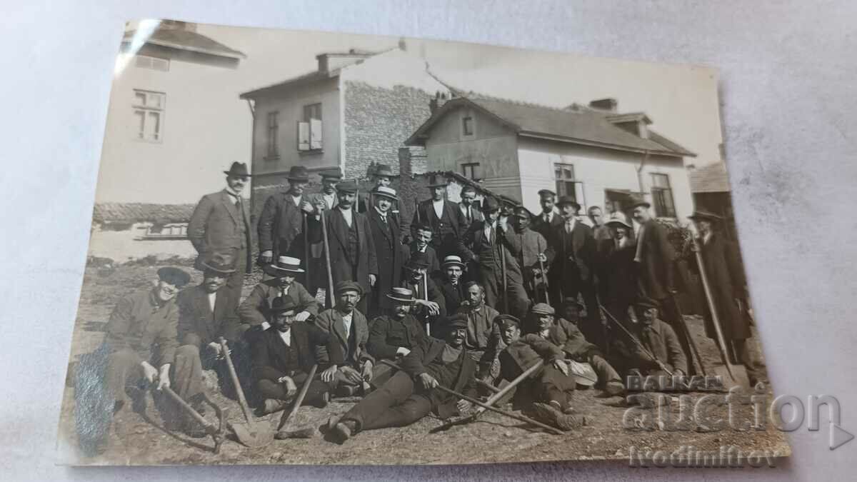 Foto Lucrători cu târnăcobi și lopeți