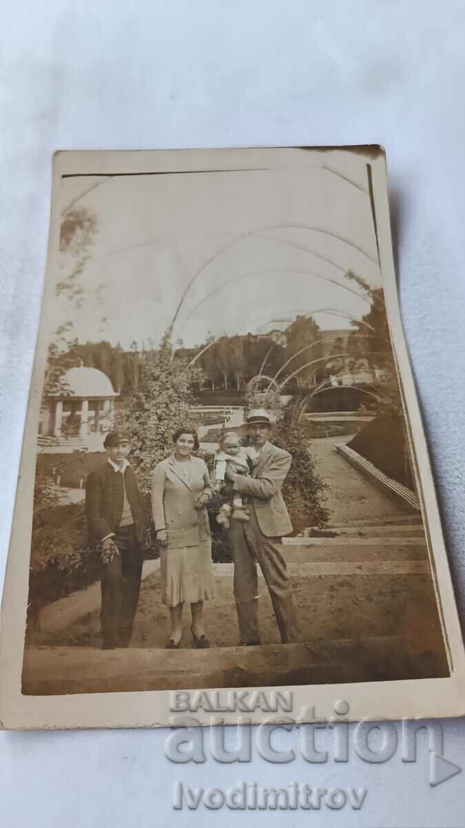 Fotografie Bankya Bărbat femeie băiat și copil în parc 1932