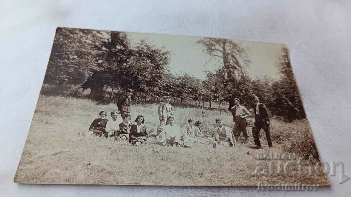 Снимка Младежи и девойки на поляната