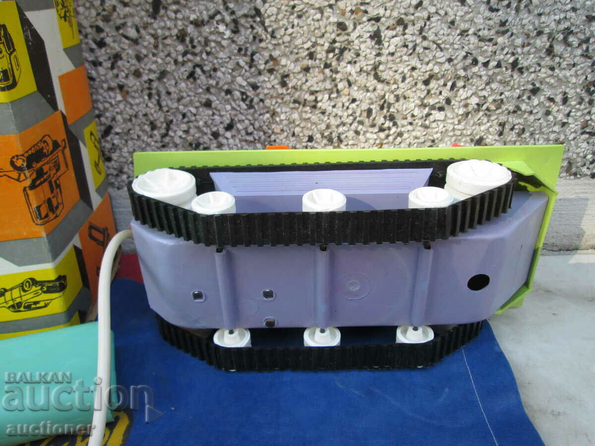 Delivery of BRAND NEW TOY - TRACTOR WITH ITS BOX AND DESCRIPTION Delivery of BRAND NEW TOY - TRACTOR WITH ITS BOX AND DESCRIPTION