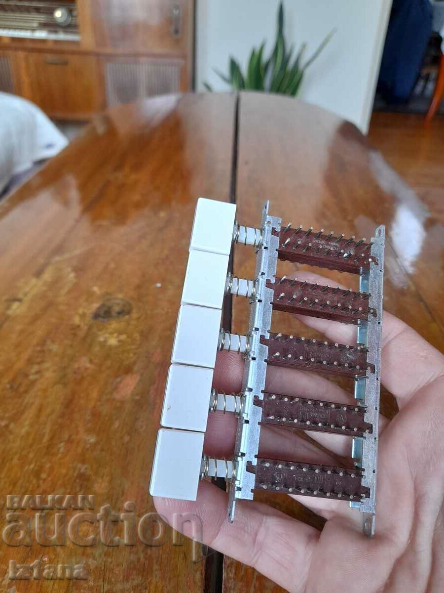 Old radio buttons with price 20.00 BGN | € 10.23 Old radio buttons with price 20.00 BGN | € 10.23