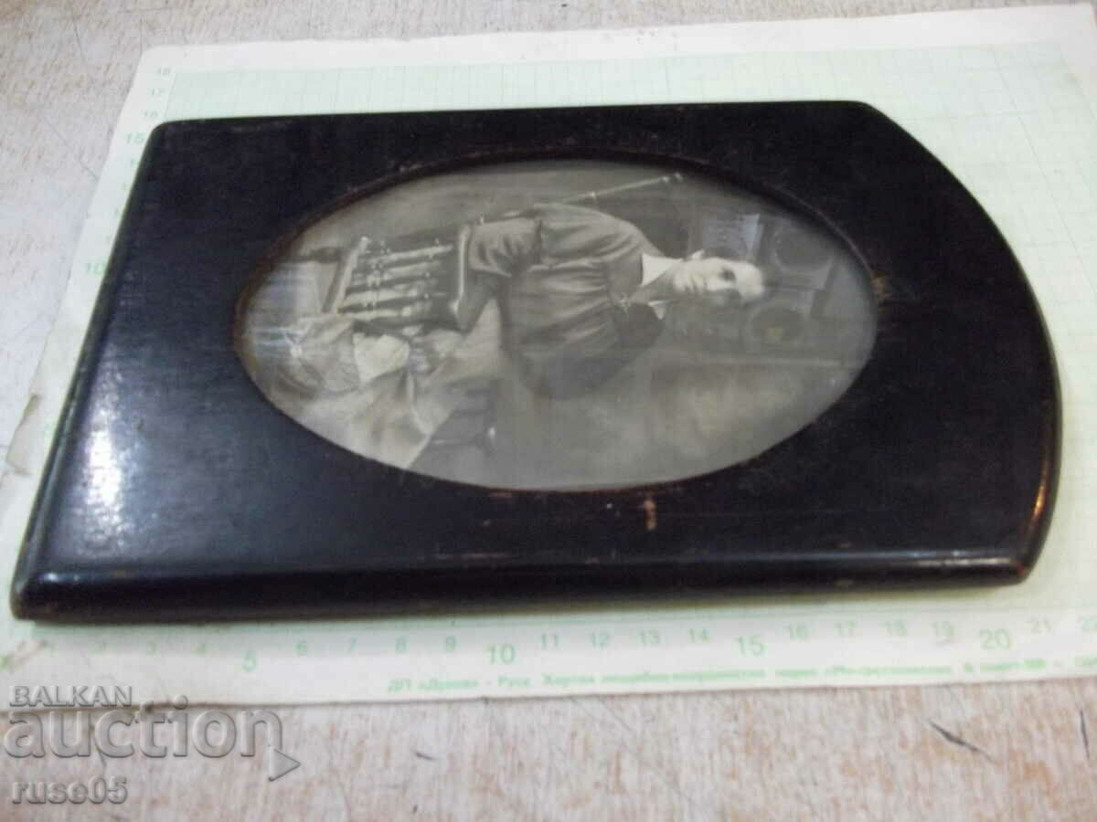 Delivery of Old photo of a woman in a wooden frame Delivery of Old photo of a woman in a wooden frame