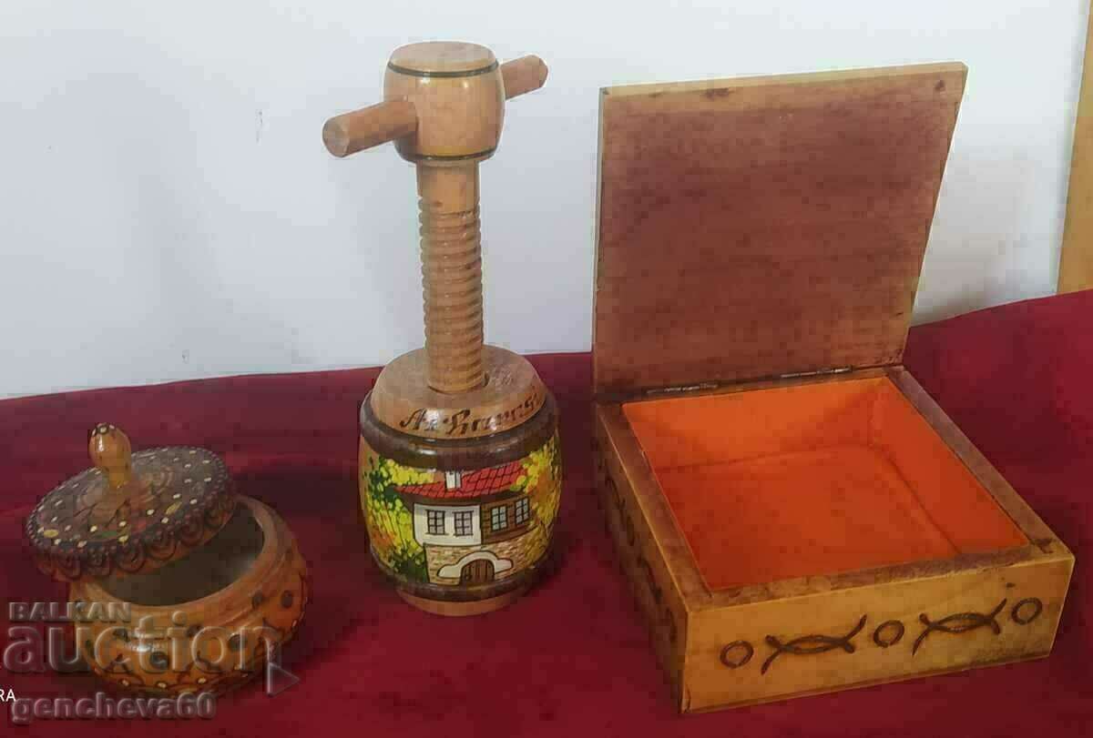 Delivery of Corkscrew, salt shaker and jewelry box/wooden