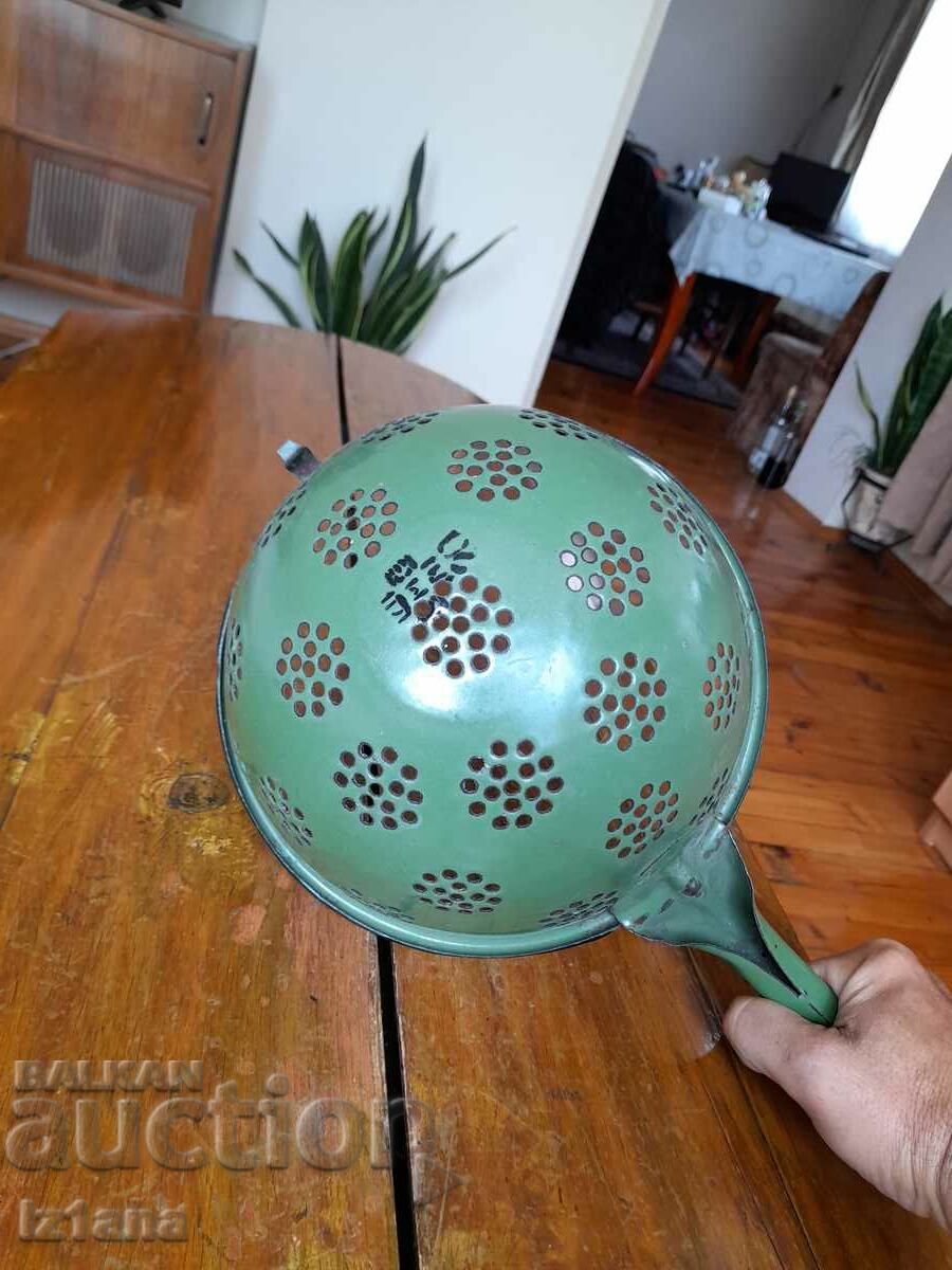 Delivery of Old enamel colander, colander
