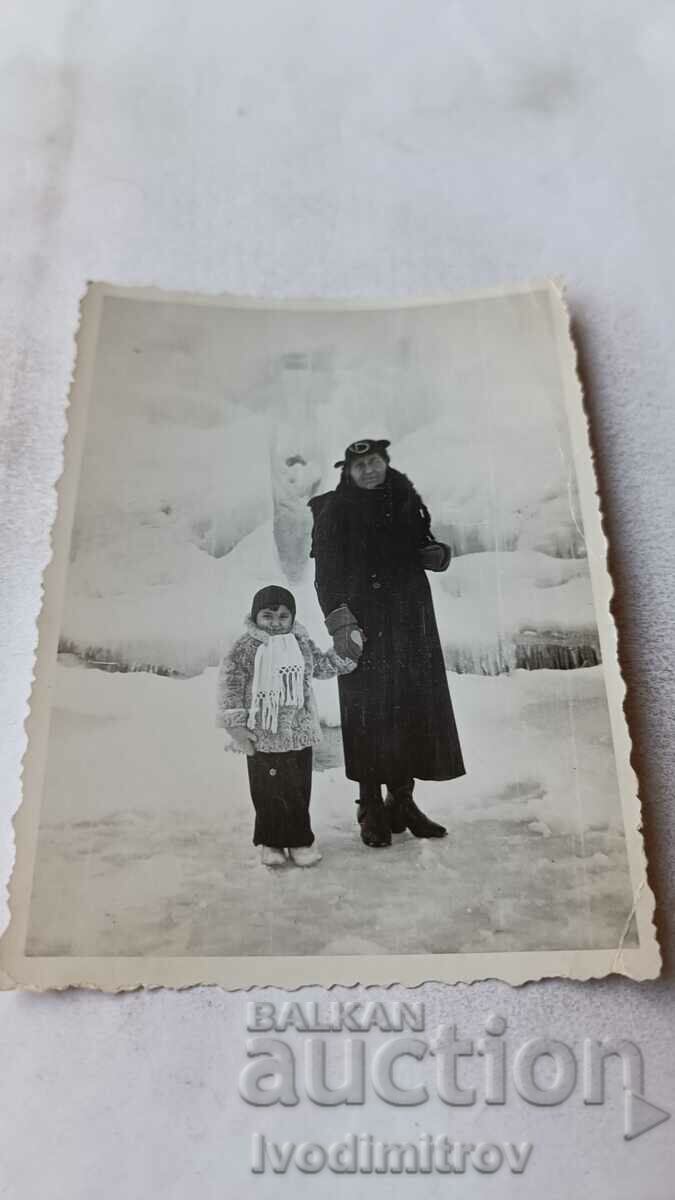 С-ка София Жена и малко момиченце пред замръзнал фонтан 1938