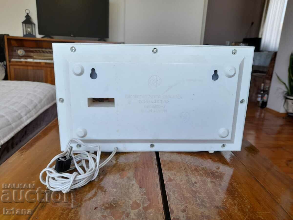 Auction  An old radio