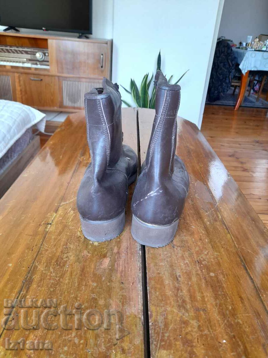 Auction  Old Cuban women