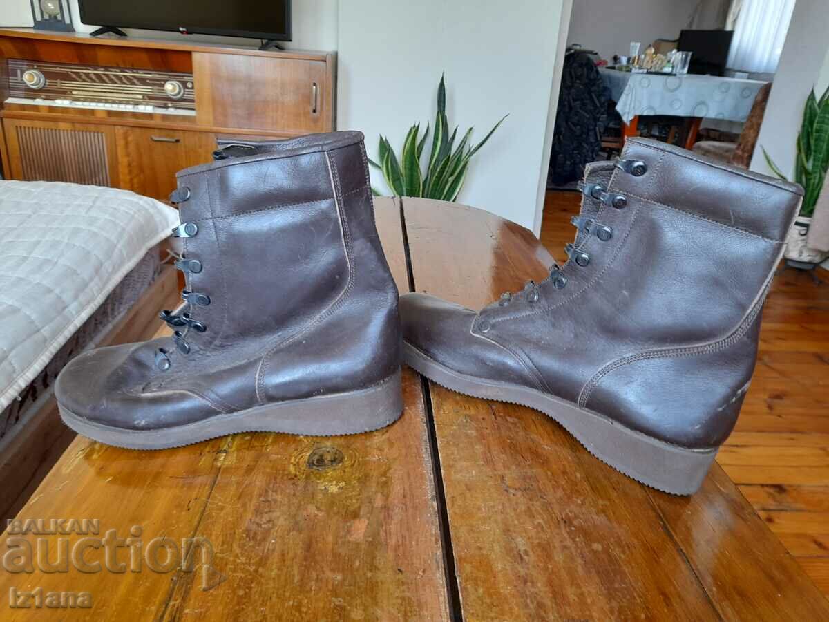 Delivery of Old Cuban women