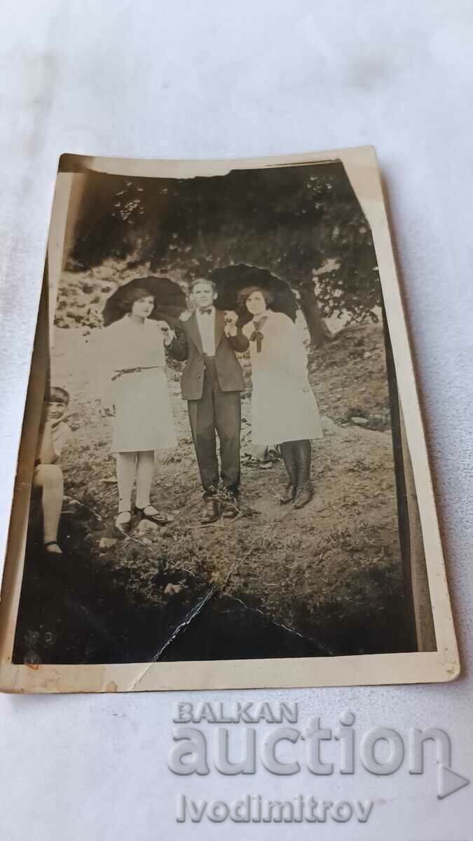 Ένας άνδρας και δύο νέες γυναίκες της μονής του Αγ. Kirika Stanimashko