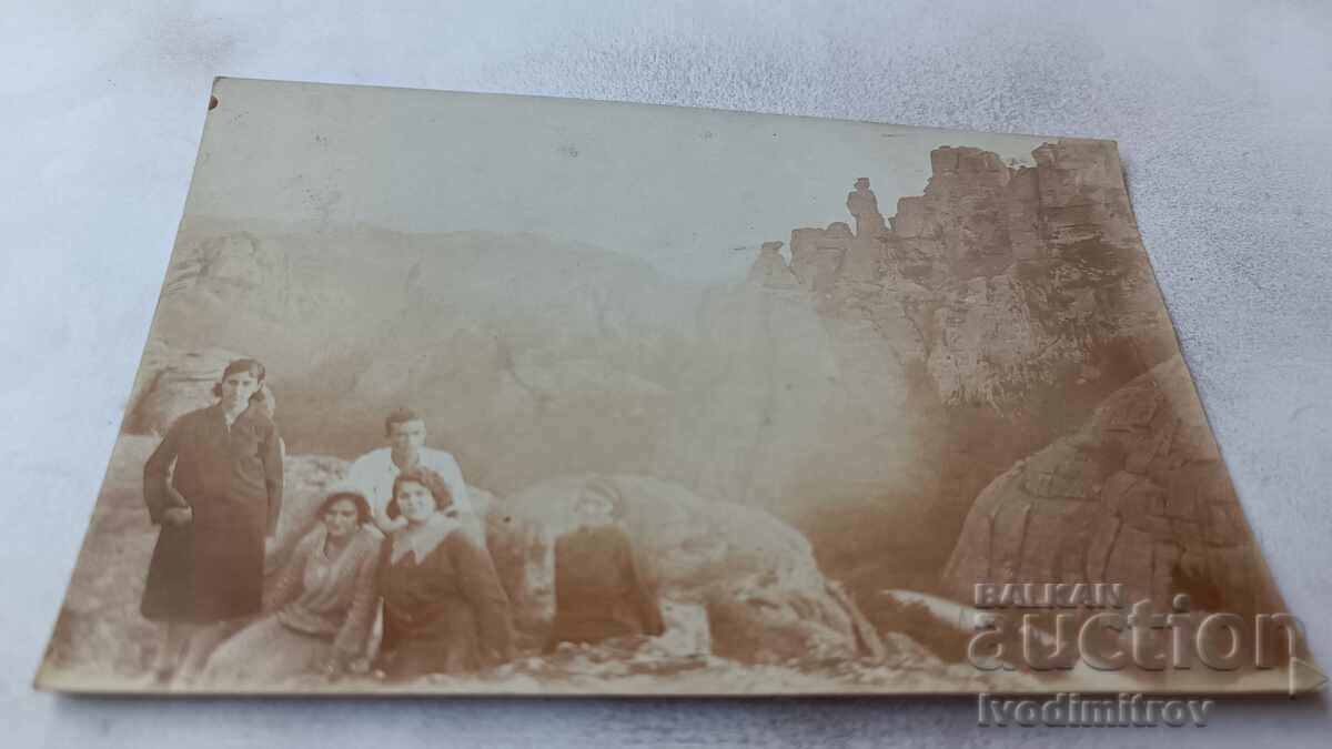 Снимка Мъж и млади момичета на Белоградчишките скали