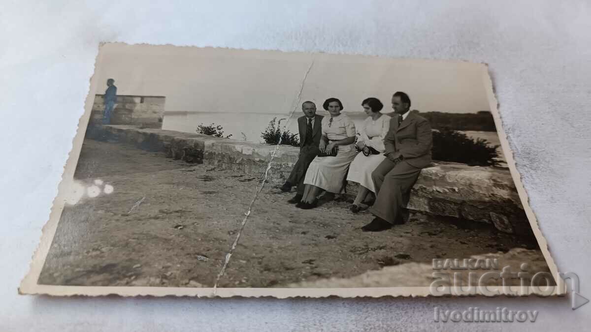 Снимка Видинъ Двама мъже и две жени на крепостта Баба Вида