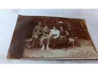 Φωτογραφία αξιωματικός του Πλέβεν και τρία νεαρά κορίτσια σε ένα παγκάκι στο πάρκο