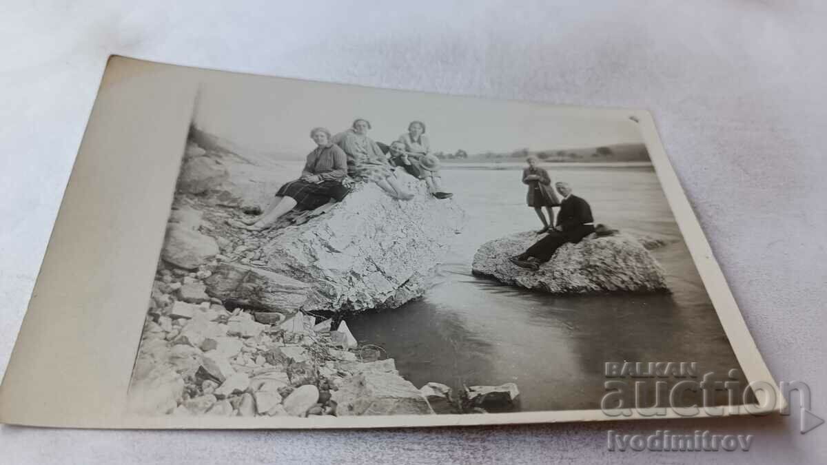 Fotografie Bărbați și femei pe stânci în râu
