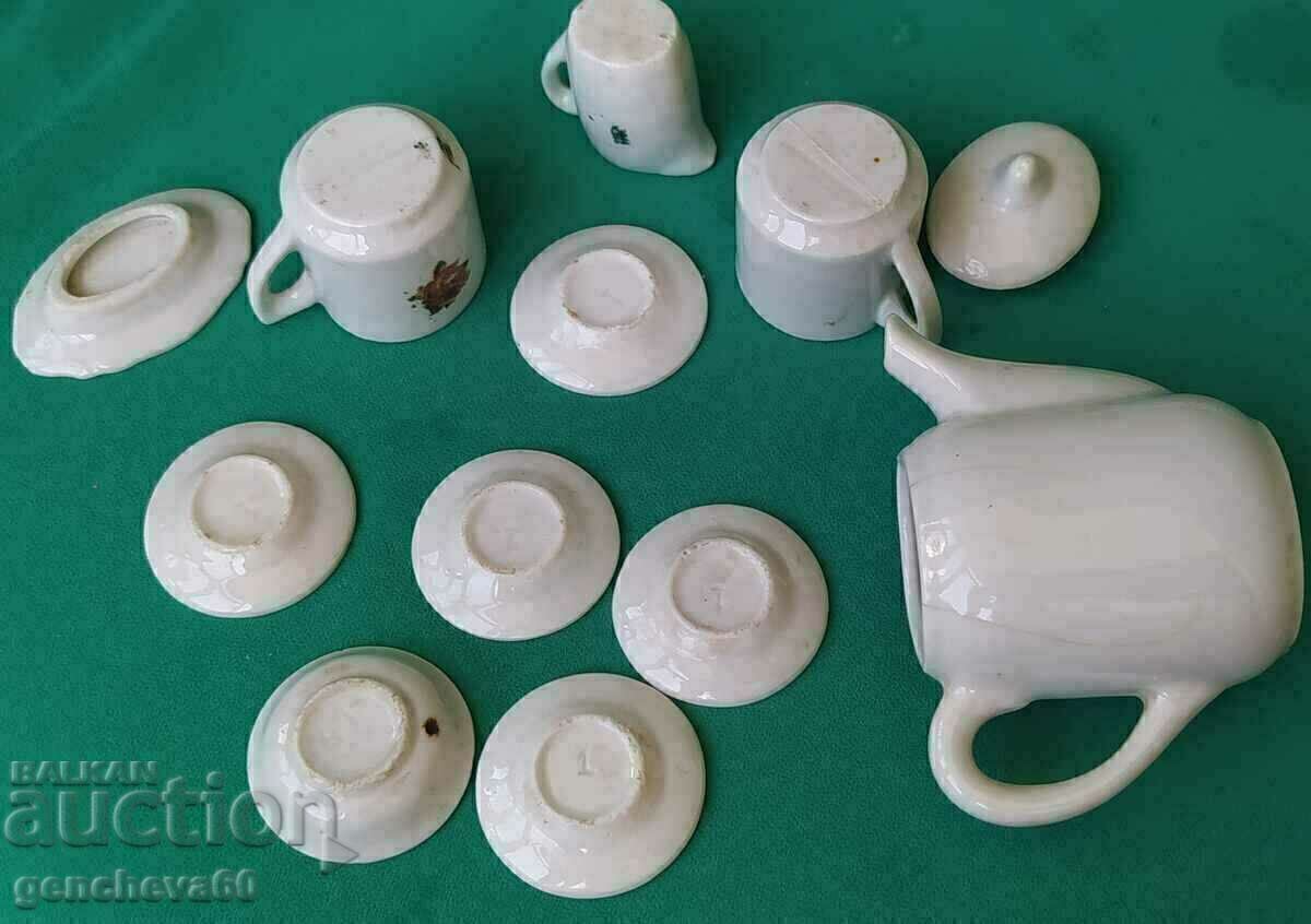 Dollhouse miniatures-service plates, etc - 6 Dollhouse miniatures-service plates, etc - 6