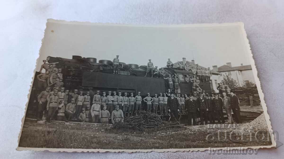 Foto Ofițeri de cale ferată și soldați în fața unei locomotive cu abur