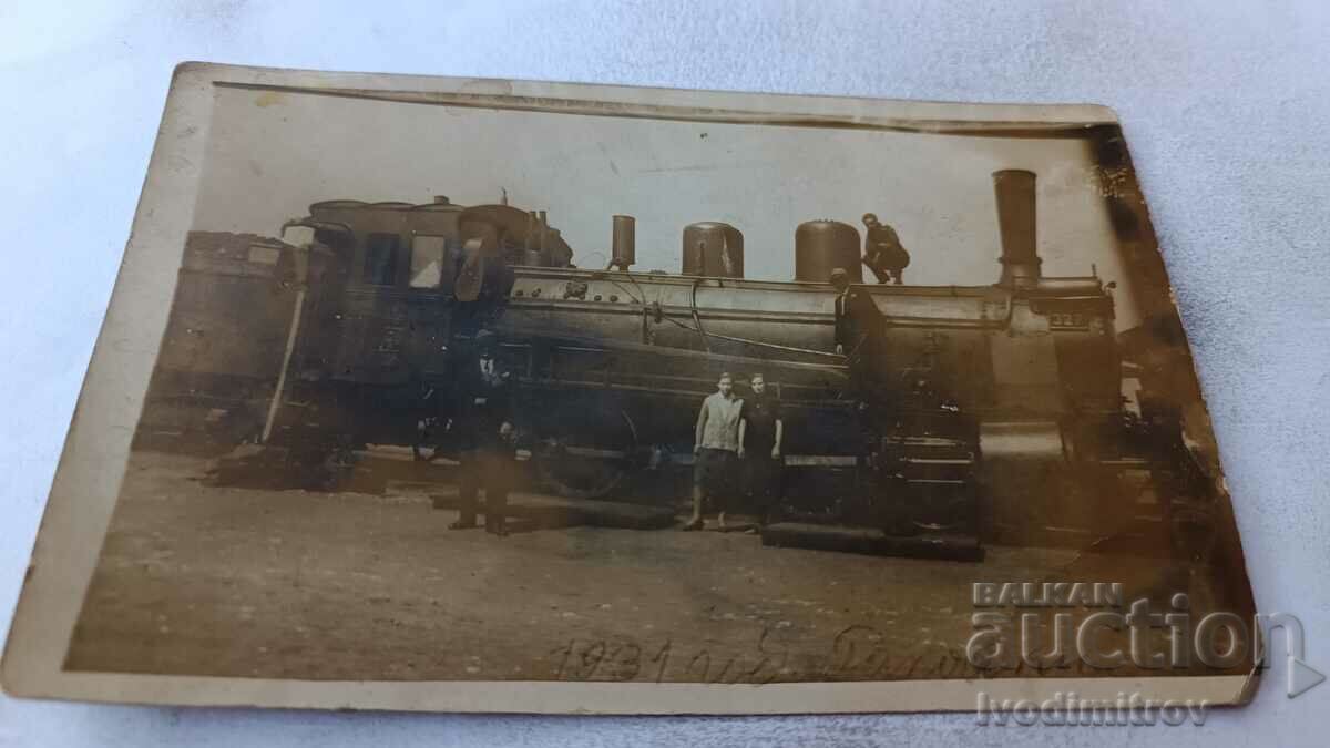 Η κυρία Rakovski Railway άνδρες και νέες γυναίκες μπροστά σε ένα ατμοκίνητο l-tiv