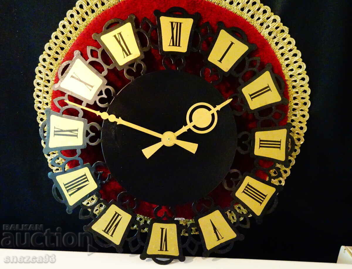 Delivery of German wall clock, metal.