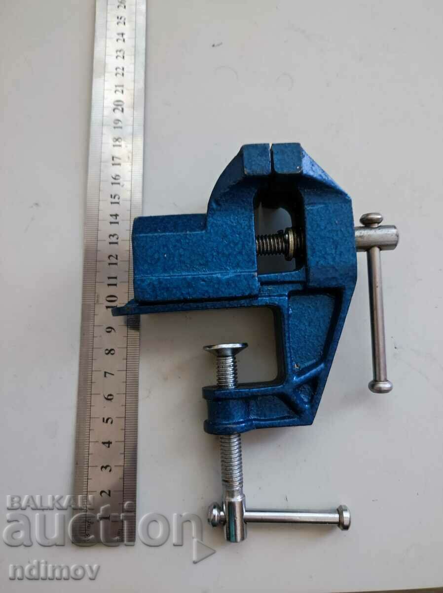 Auction  A quality small vise