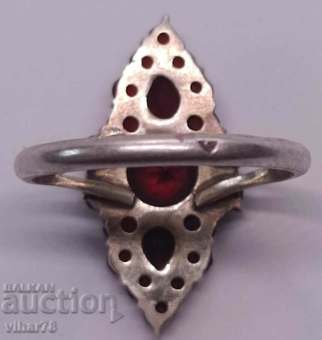 OLD WOMEN'S SILVER GARNET RING - 7 OLD WOMEN'S SILVER GARNET RING - 7