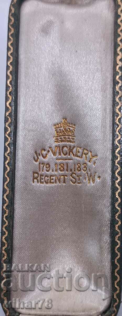 Auction Gold pin 9k/375 with diamond Auction Gold pin 9k/375 with diamond