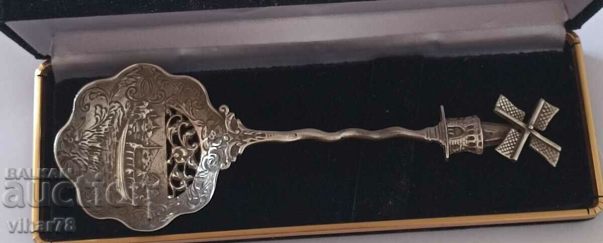 Silver spoon-blades of the mill spin - 5