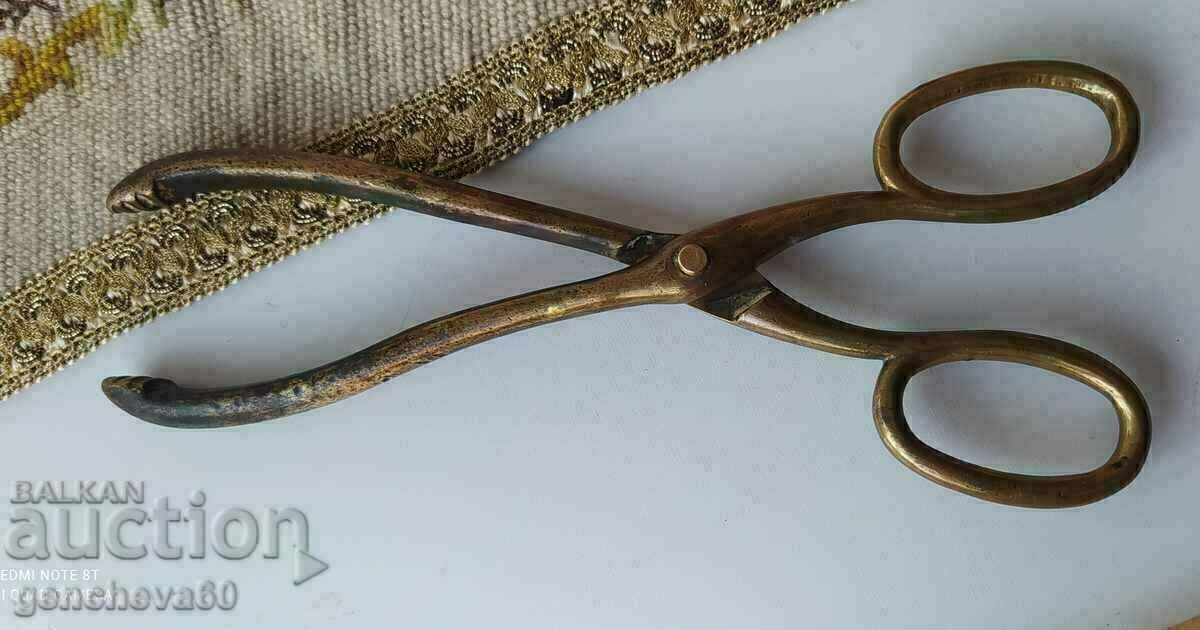 A rare Victorian brass scissor clip - 6