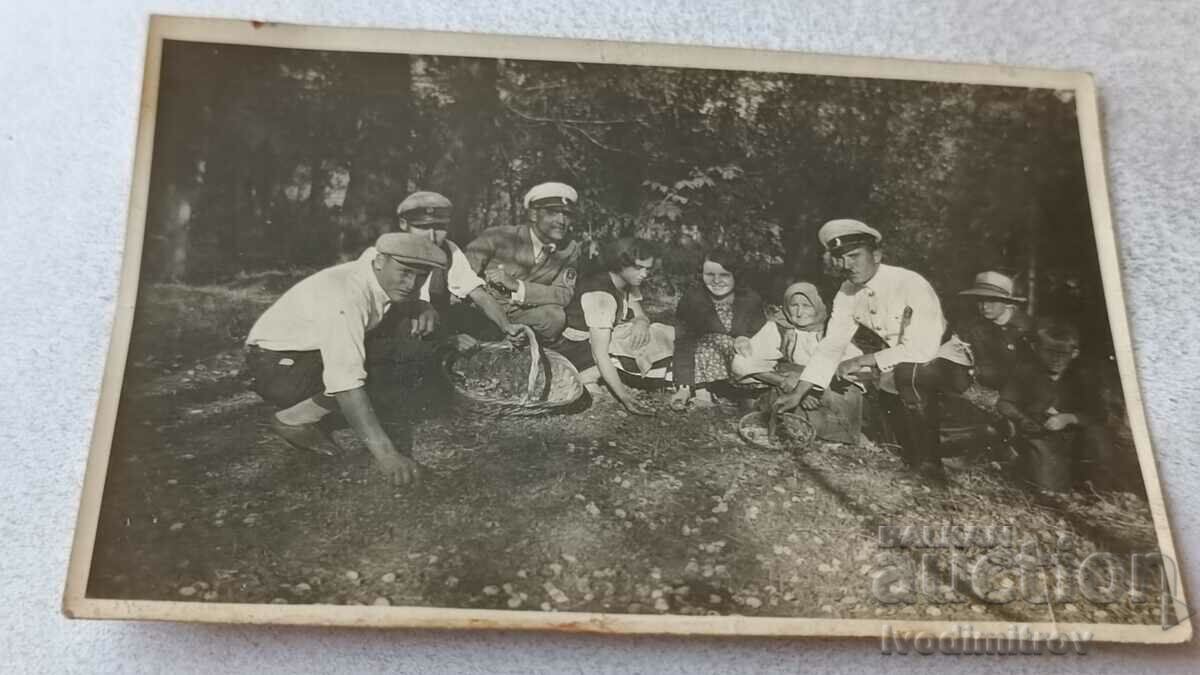 Fotografie Ofițeri Kalotina bărbați și femei la un picnic 1932