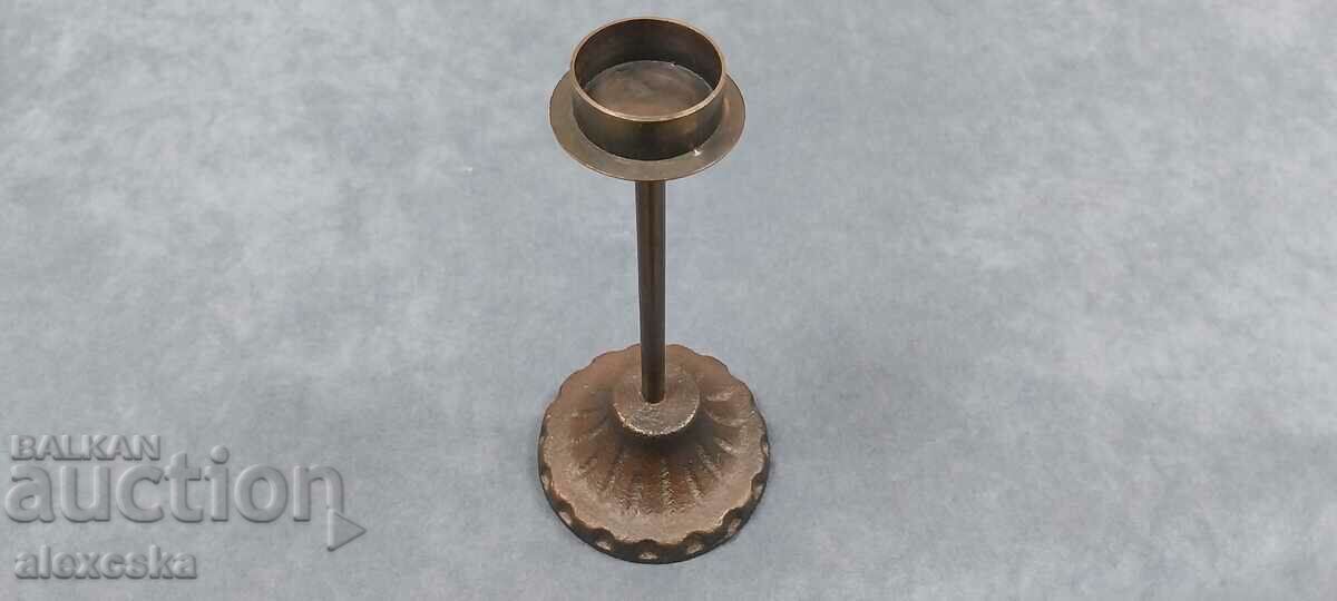 Vechi suport de lumânări masiv cu preț 24.00 BGN | € 12.27 Vechi suport de lumânări masiv cu preț 24.00 BGN | € 12.27