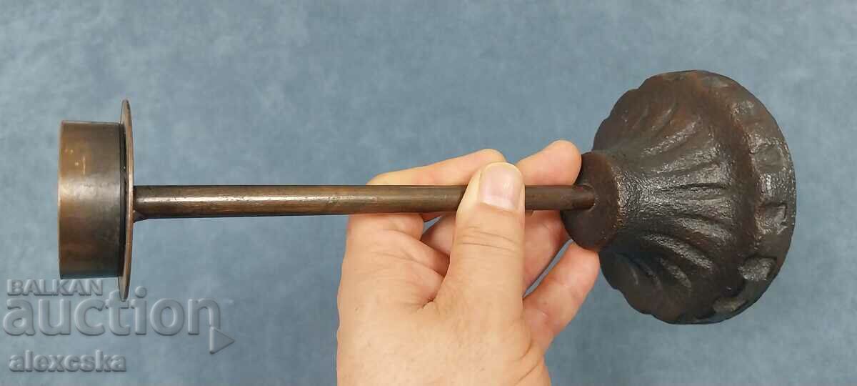 Licitație Vechi suport de lumânări masiv Licitație Vechi suport de lumânări masiv