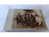 Photo Young men sitting on wooden chairs