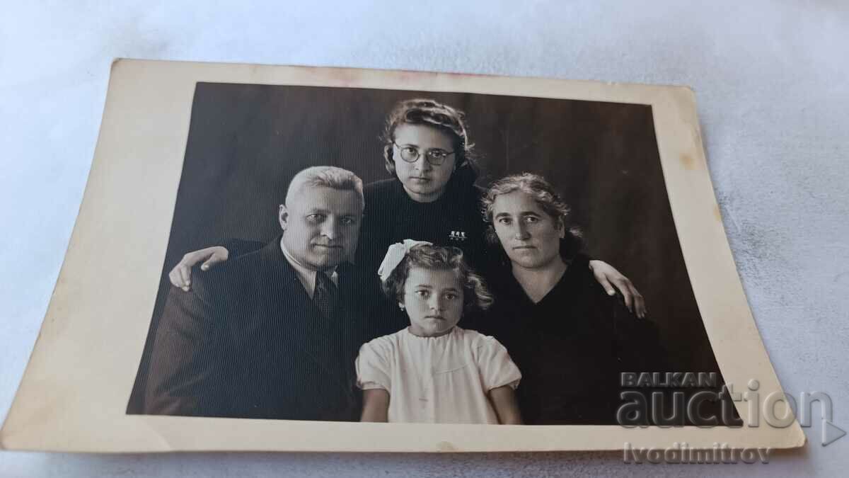 Снимка Арчаръ Мъж жена и две момичета 1941